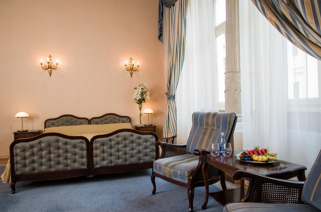 Executive Suite,813326460:JPEG